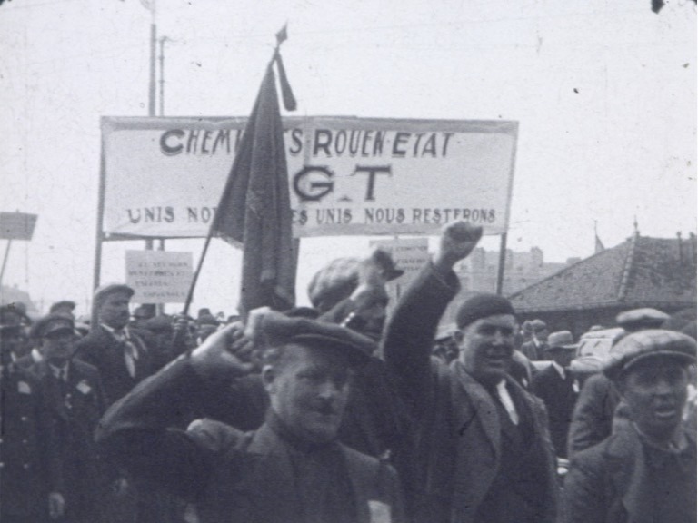 Photogramme tiré du film “Défilé du Front Populaire, Rouen” - 1937 - Charles Davoust