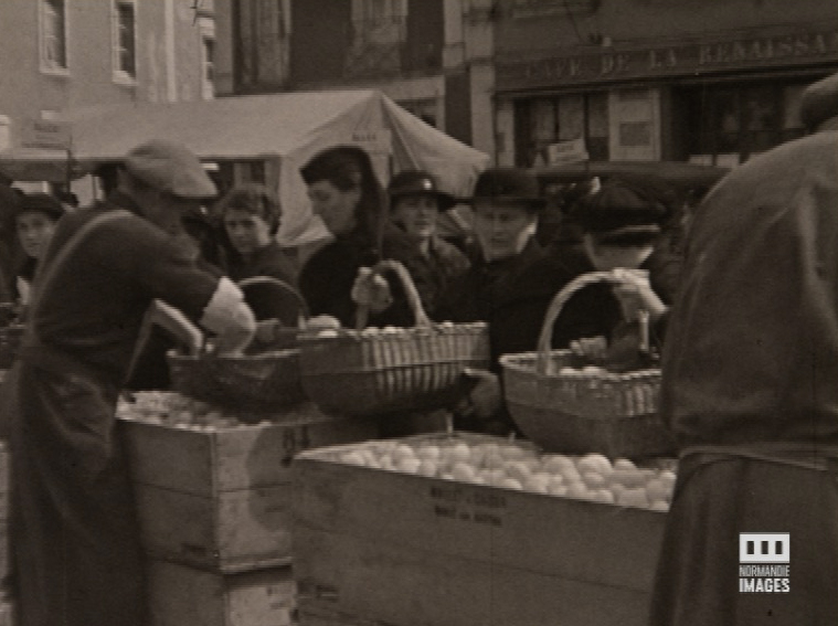 Photogramme issu du film : Camp d'internement des étrangers de Meslay du Maine d'Albert Dubuc, 1939, NB, muet, 17,5mm