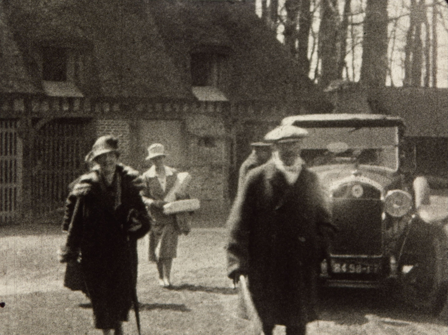 Le peintre Jacques Emile Blanche, sa femme et Berthe Nouflard de André Noufflard, 1927, 9,5mm © NORMANDIE IMAGES