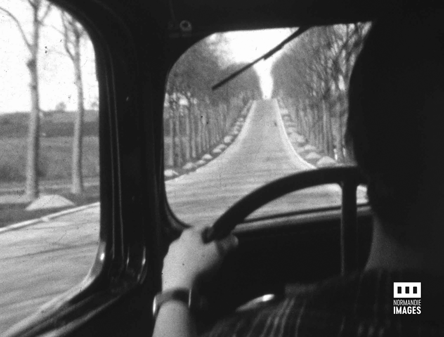 Henriette au volant - Traversée d'Auxerre, André Noufflard, 1936, 9,5mm © Normandie Images