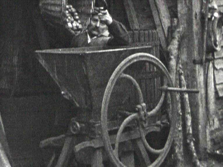 Le pressage des pommes, photogramme extrait du film amateur : "Le cidre", Jean Marin, 1940, 8mm © Normandie Images
