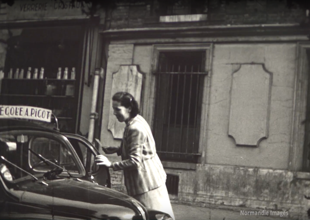 Permis de conduire, photogramme extrait du fim "Les Enfants" réalisation André Delaruelle, 1950, 9,5mm ©MEMOIRE AUDIOVISUELLE/ NORMANDIE IMAGES