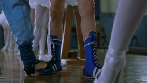 Le blanc des tutus et chaussons qui contraste avec le bleu des bottines de Billy.
