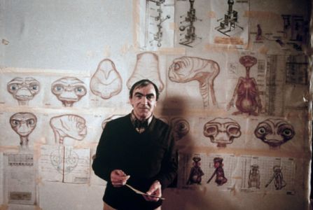 Carlo Rambaldi, concepteur de E.T. devant des croquis de son personnage
