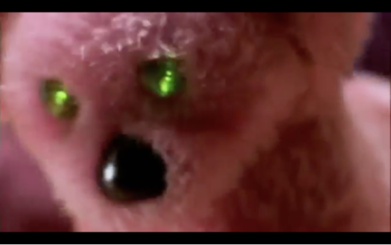 Filmée en gros plan, cette peluche rose avec des yeux fluo semble monstrueuse. 