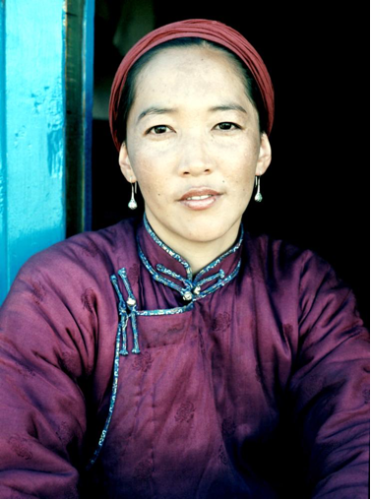 Byambasuren Davaa vêtue d’un deel (vêtement traditionnel mongol)