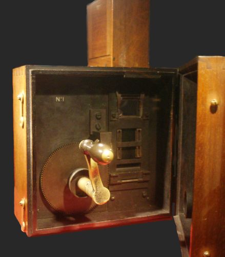 Le cinématographe, appareil inventé par Louis Lumière et Jules Carpentier (1895), a une manivelle permettant de projeter le film.