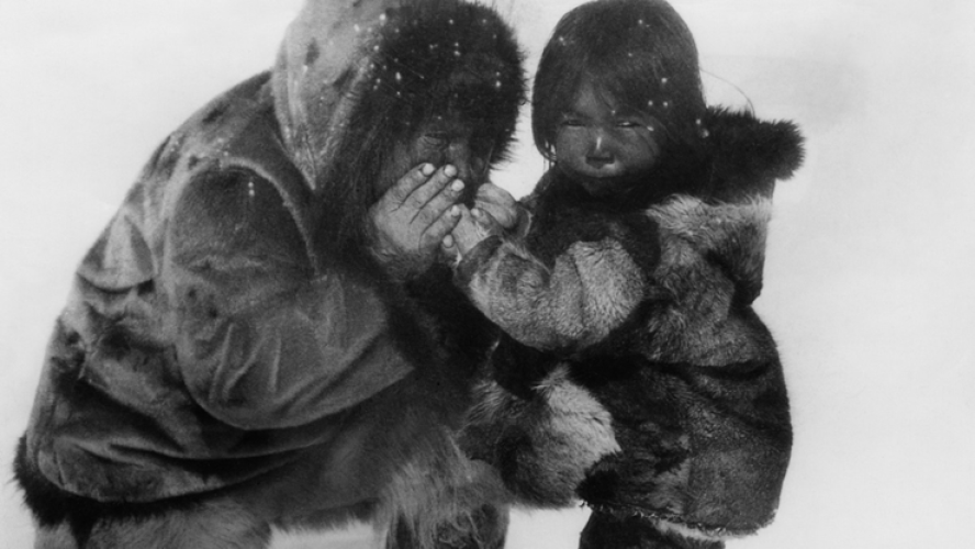 Le cinéaste utilise des ressorts romanesques, scénarise des séquences avec les Inuits pour susciter l’intérêt du public. 